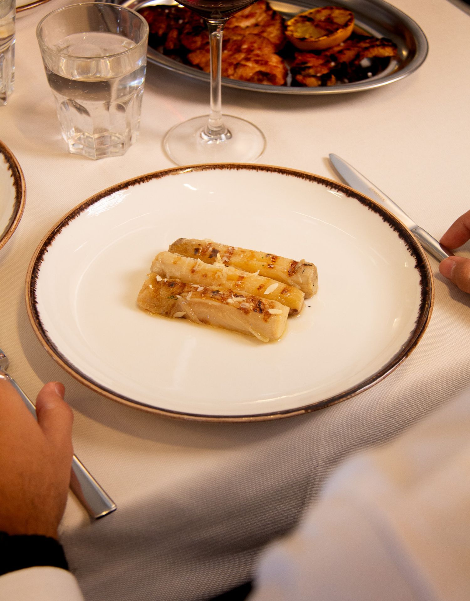 Puerros confitados a la brasa